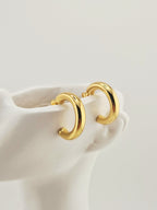 Boucles d’oreilles Ginger dorées en acier inoxydable – créoles épaisses modernes et élégantes Oréa Bijoux.