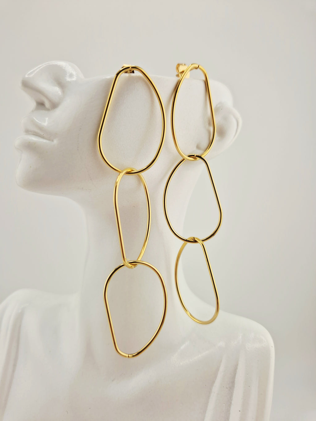 Boucles d’oreilles dorées Pompa à maillons ovales irréguliers, bijou moderne et minimaliste pour femme