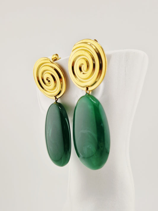<img src="..." alt="Boucles d’oreilles Kyra en acier inoxydable doré avec cabochon vert bouteille, design spirale, longueur 6,5 cm">
