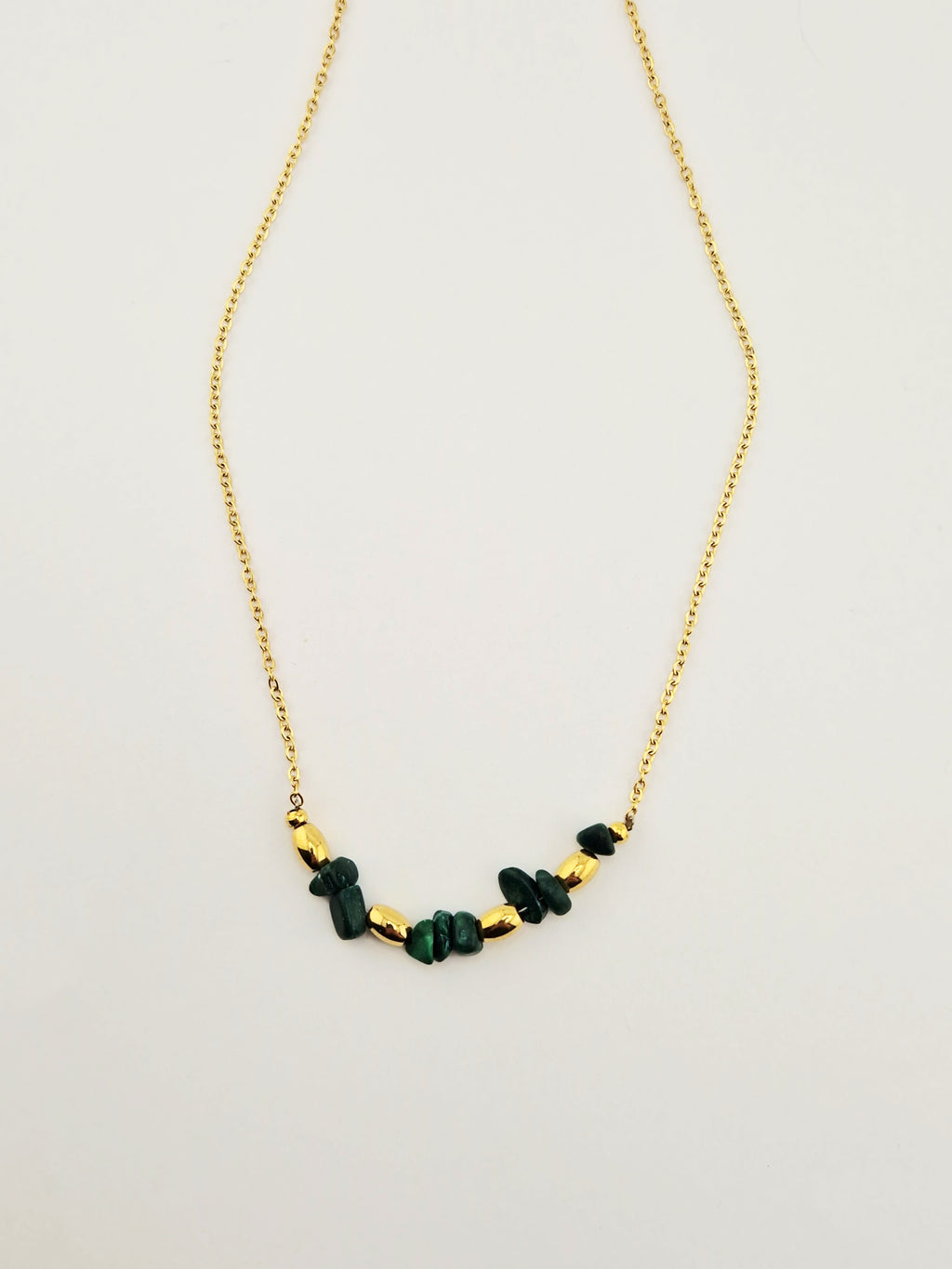 Voici la **balise alt optimisée SEO** pour ton image 👇

**Alt :**

Collier agatha doré en acier inoxydable avec perles naturelles vertes et dorées, bijou élégant et raffiné`
