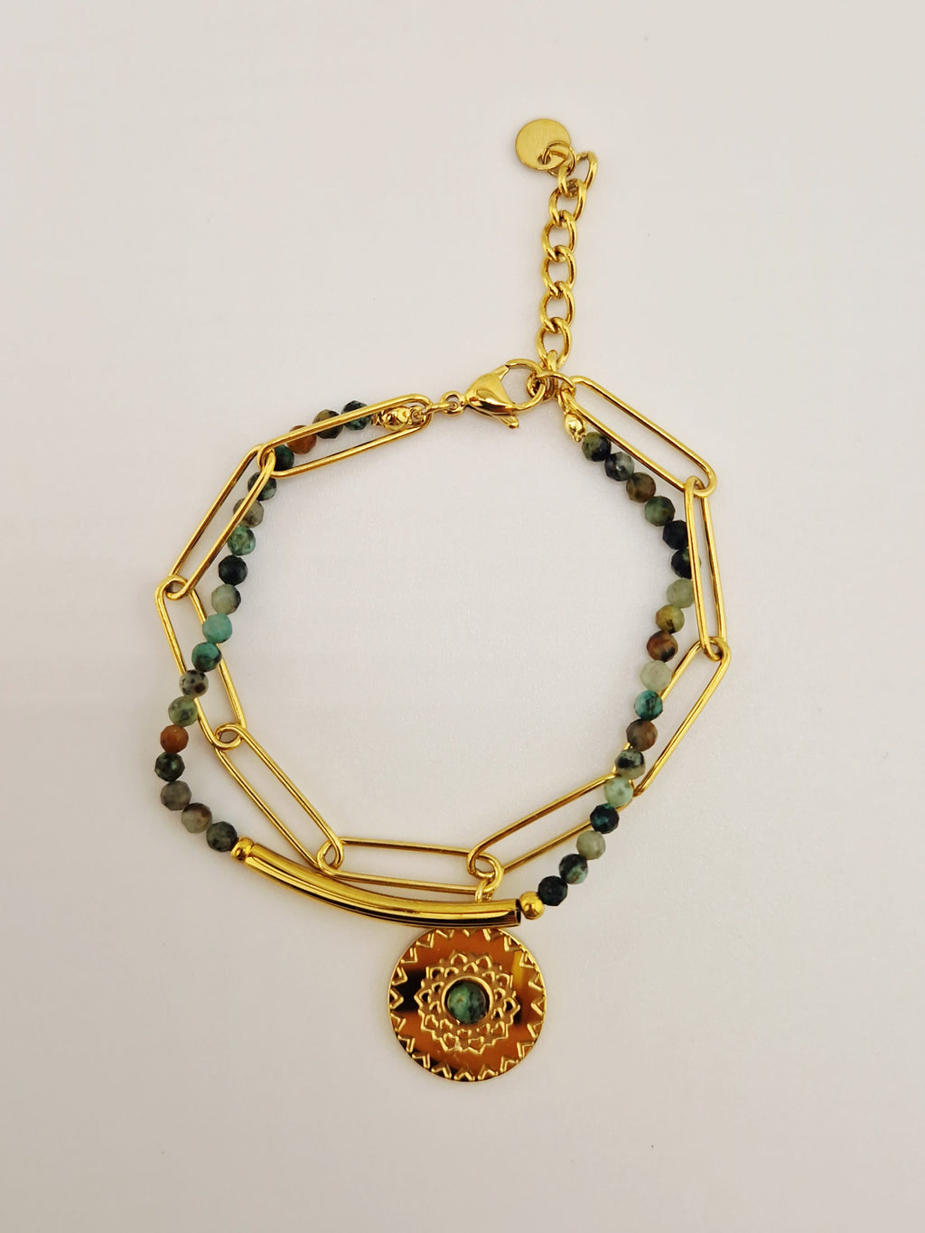 Bracelet Océane en acier inoxydable doré avec perles naturelles et médaillon décoratif.