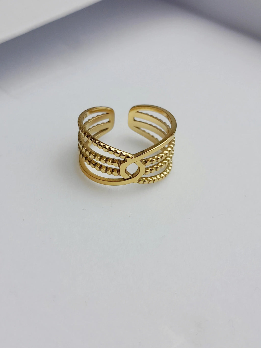 <img src="bague-multi-anneaux-doree.jpg" alt="Bague dorée en acier inoxydable avec triple anneau texturé et détail central circulaire – ajustable et hypoallergénique – Orea Bijoux">
