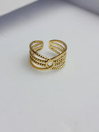 <img src="bague-multi-anneaux-doree.jpg" alt="Bague dorée en acier inoxydable avec triple anneau texturé et détail central circulaire – ajustable et hypoallergénique – Orea Bijoux">
