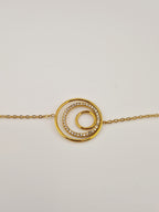 Bracelet en or sur tissu satin blanc, avec deux cercles concentriques dont l’un est serti de pierres brillantes