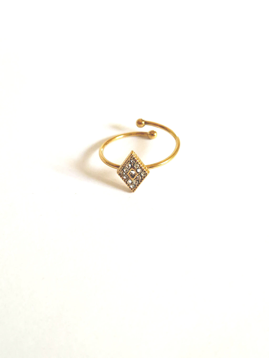 <img src="bague-zelda.jpg" alt="Bague Zelda dorée en acier inoxydable avec motif losange et pierres claires">

