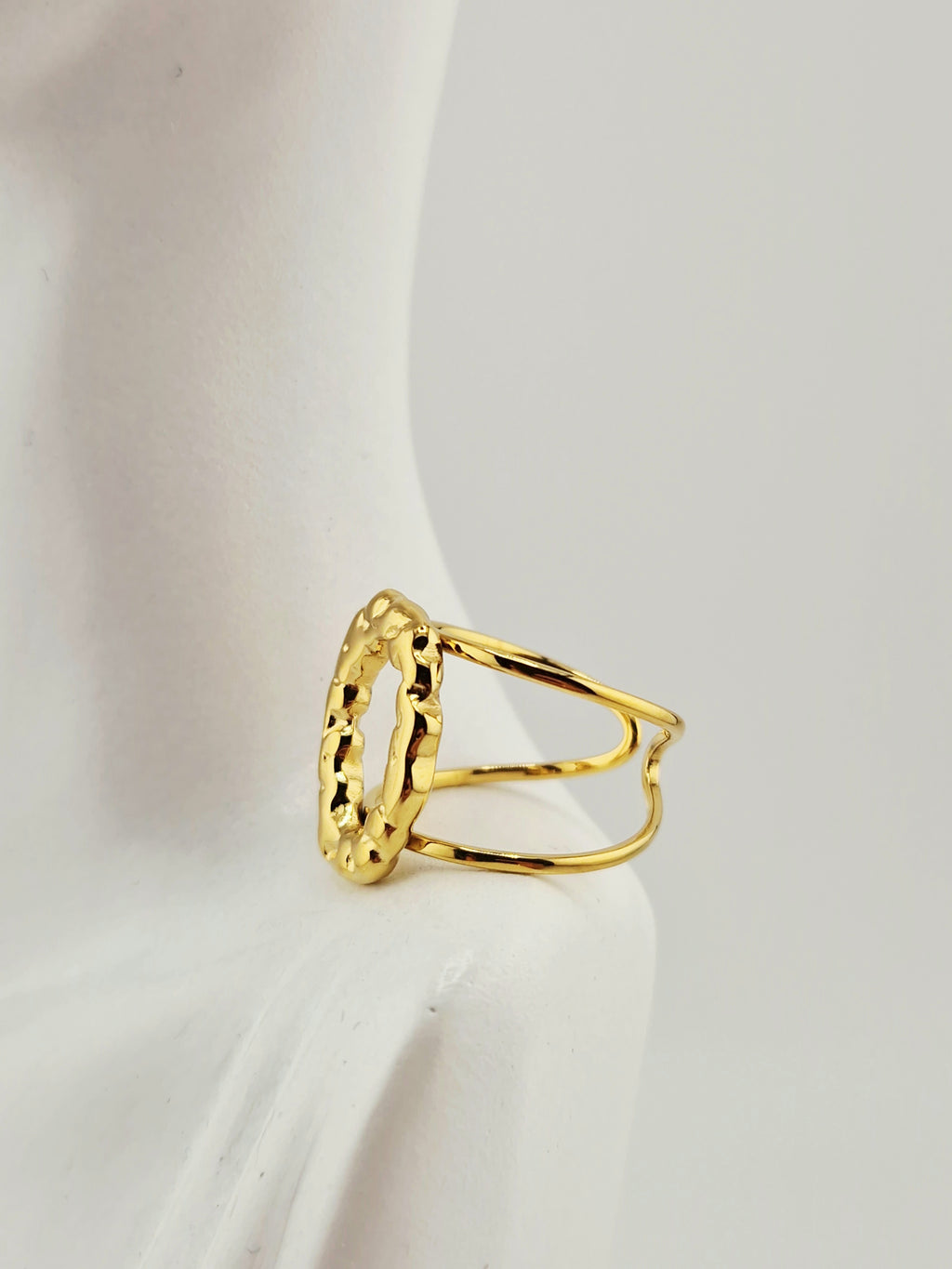 Bague Alizé en acier inoxydable doré, design moderne et texturé, ajustable et élégante.