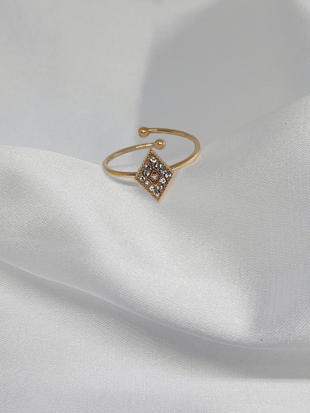 <img src="bague-zelda.jpg" alt="Bague Zelda dorée en acier inoxydable avec motif losange et pierres claires">
