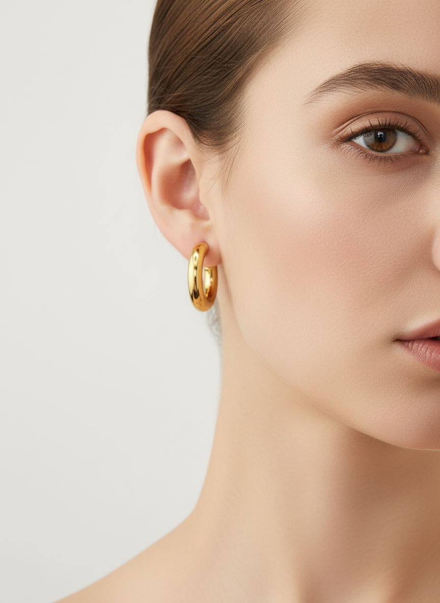 Boucles d’oreilles Ginger dorées porté 
en acier inoxydable – créoles épaisses modernes et élégantes Oréa Bijoux.