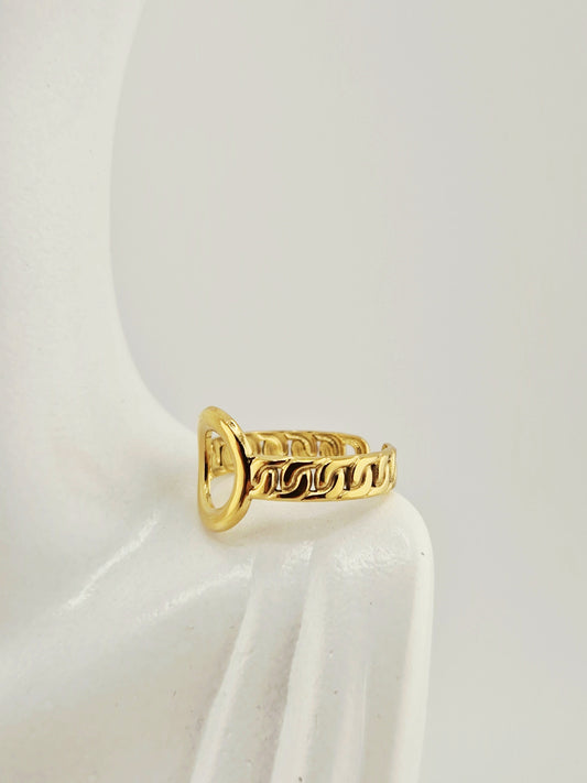 Bague dorée femme avec motif chaîne et cœur ajouré sur fond neutre