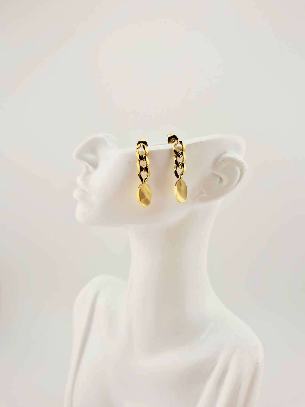 Boucles d’oreilles dorées femme chaîne gourmette et médaillon rond brillant