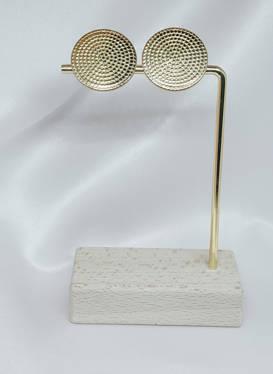 Boucles d’oreilles Thaïs à clips en acier inoxydable doré, design circulaire texturé, confortables et sans perçage. 